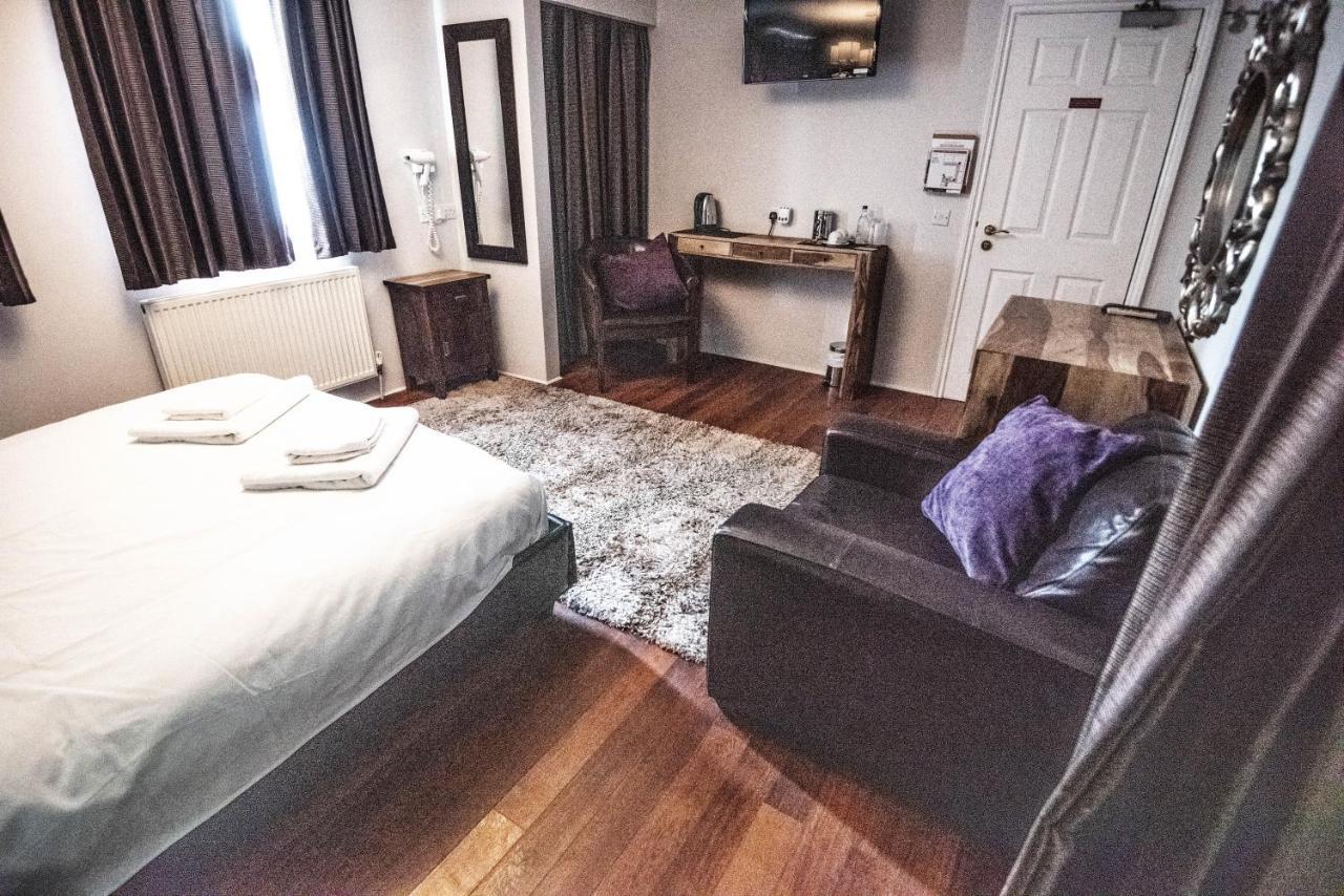 Leaside 3*